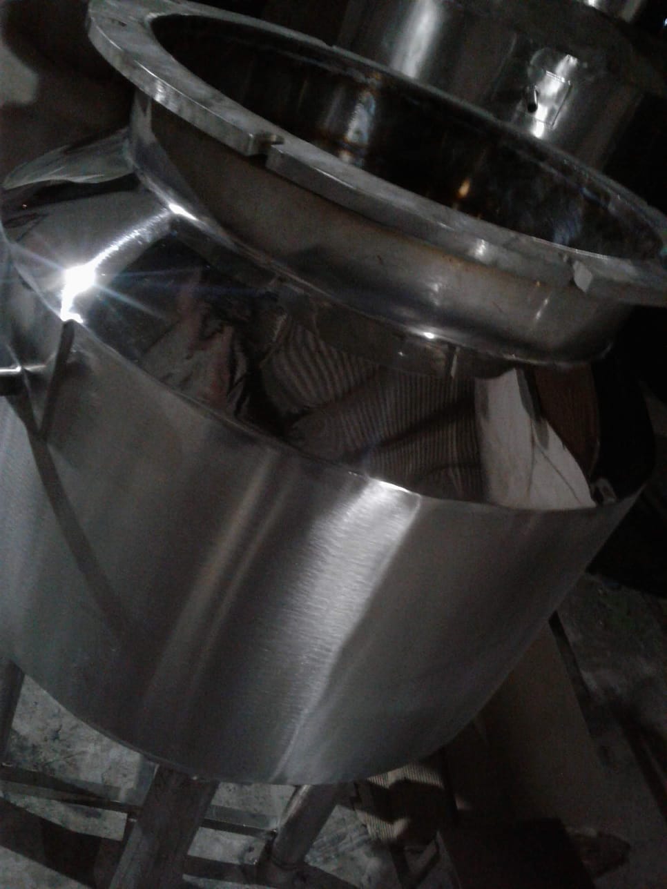 Cone bottom vessel